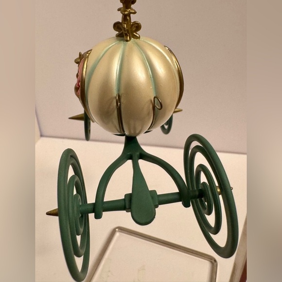 WDCC Enchanted Places “An Elegant Coach for Cinderella” Ornament - Picture 9 of 13